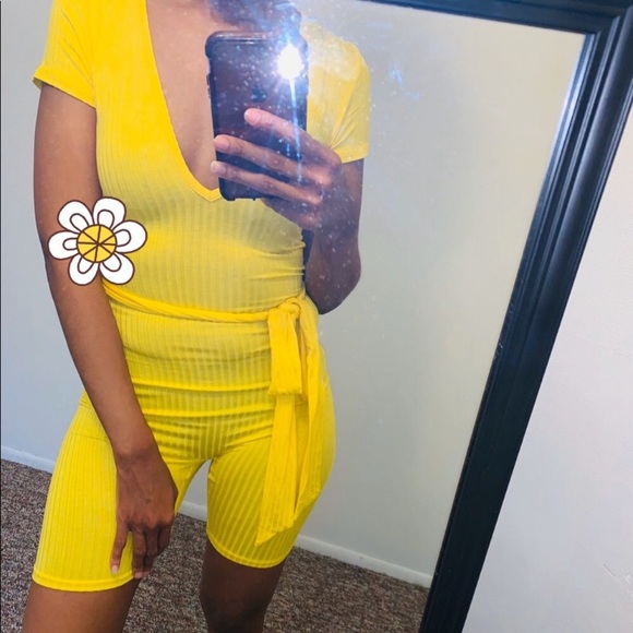 ❌SOLD❌Yellow romper - Picture 2 of 4